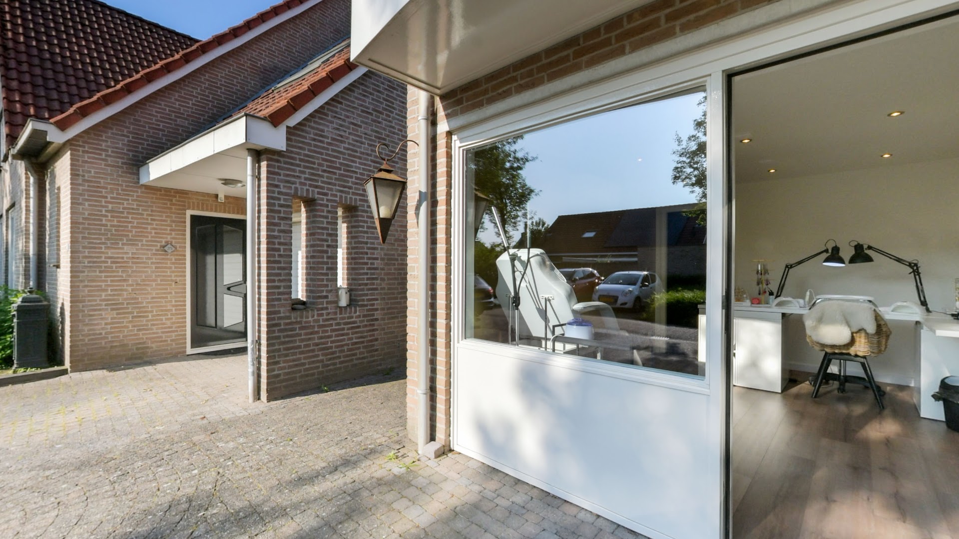 De glazen pui van de studio, aan huis bij Beautique Shanice in Rijsbergen