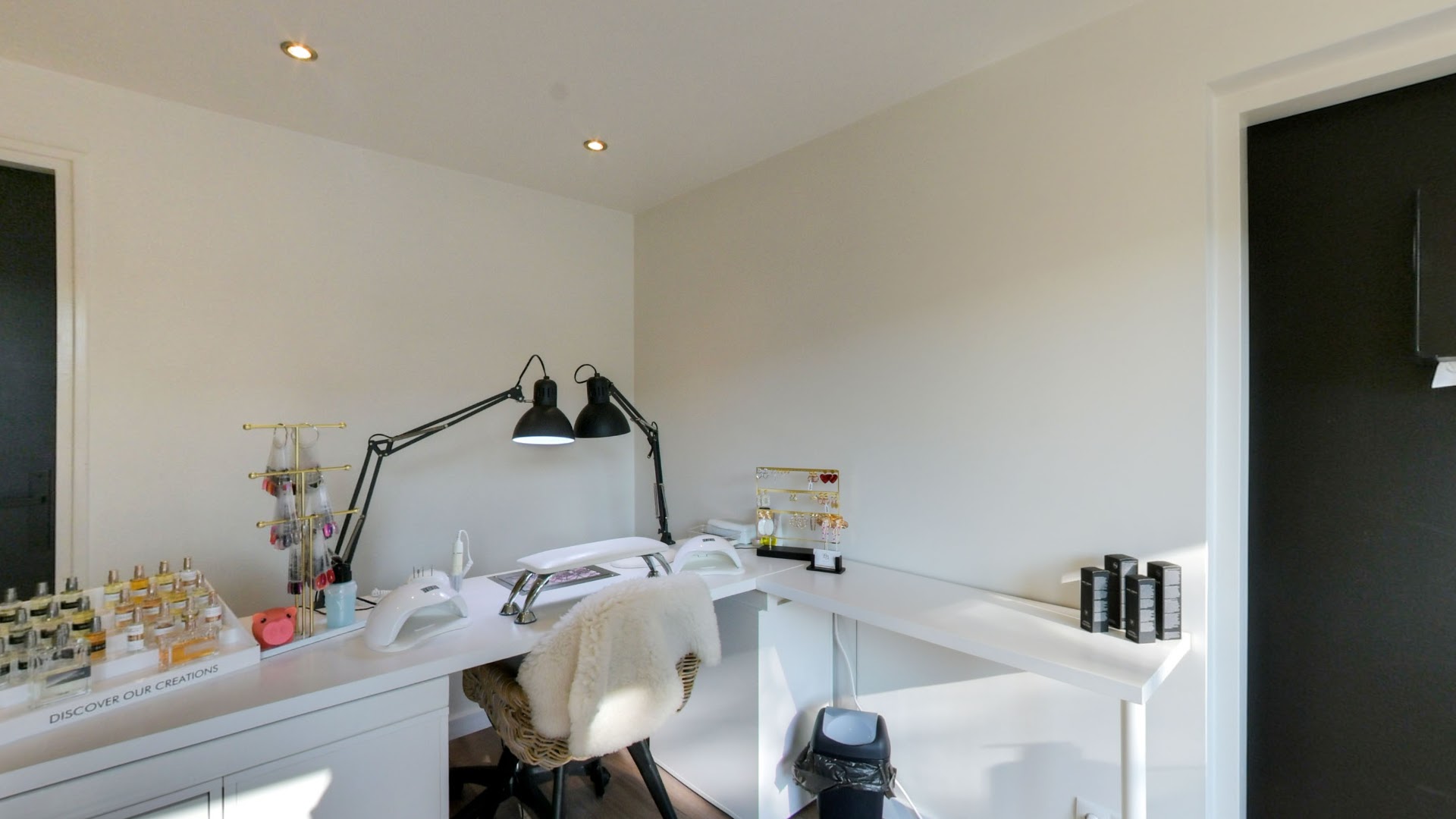 De behandeltafel van Beautique Shanice, een lichte thuisstudio met een eigen parfum- en sieradenhoek