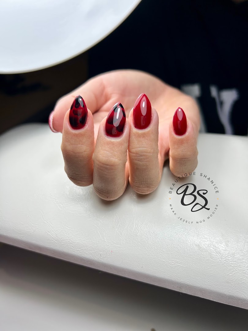 Gelpolish nail-art in bordeauxrood met marmerprint, gemaakt bij Beautique Shanice in Rijsbergen